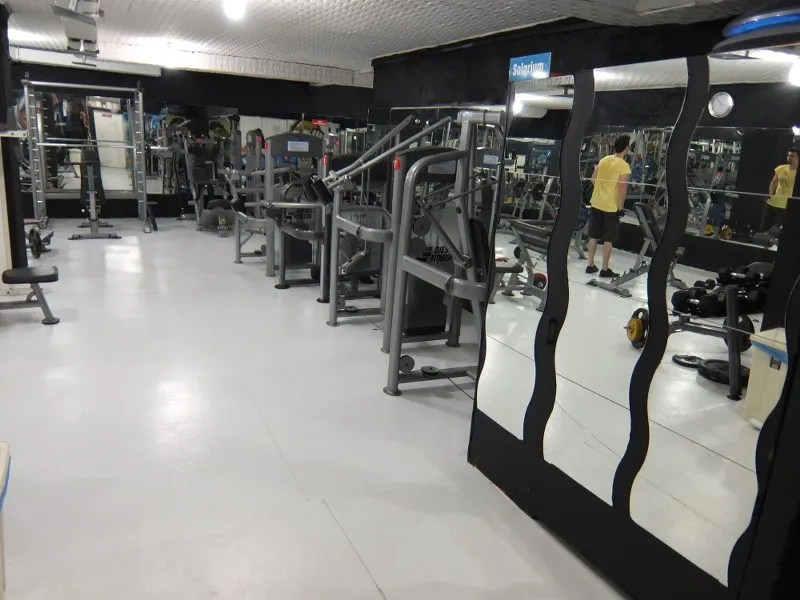 Ağırlık salonu, aynalı duvar