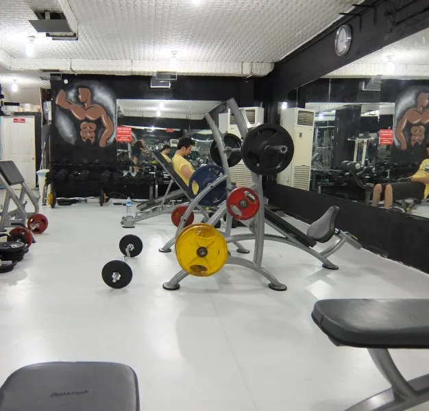 Serbest ağırlık ve bench alanı